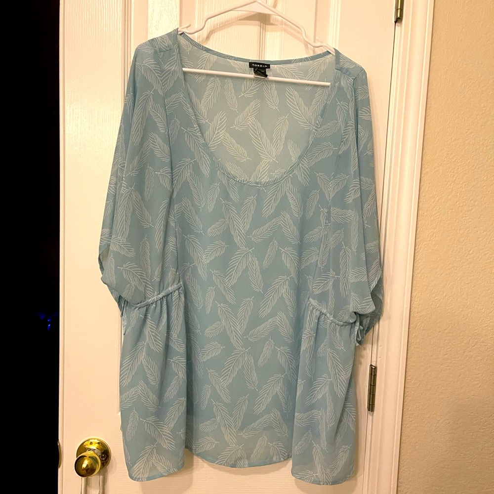 🔴 3/$15 🔴 
Torrid pale blue leaf blouse